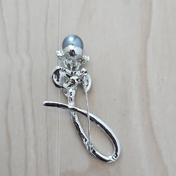Elegant Silver and Black Pearl Brooch - Picture 2 of 3